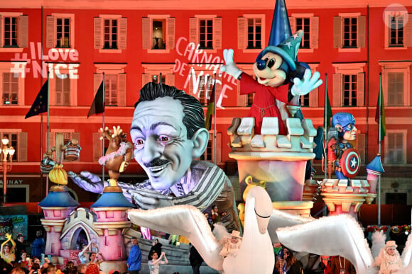 Le char 100% Walt durant le premier corso carnavalesque illuminé du Carnaval de Nice 2024 "Roi de la Pop Culture", le 17 février 2024.