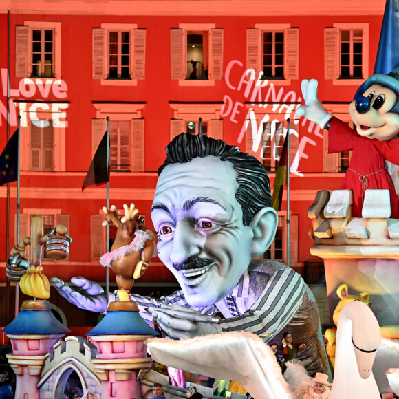 Le char 100% Walt durant le premier corso carnavalesque illuminé du Carnaval de Nice 2024 "Roi de la Pop Culture", le 17 février 2024.