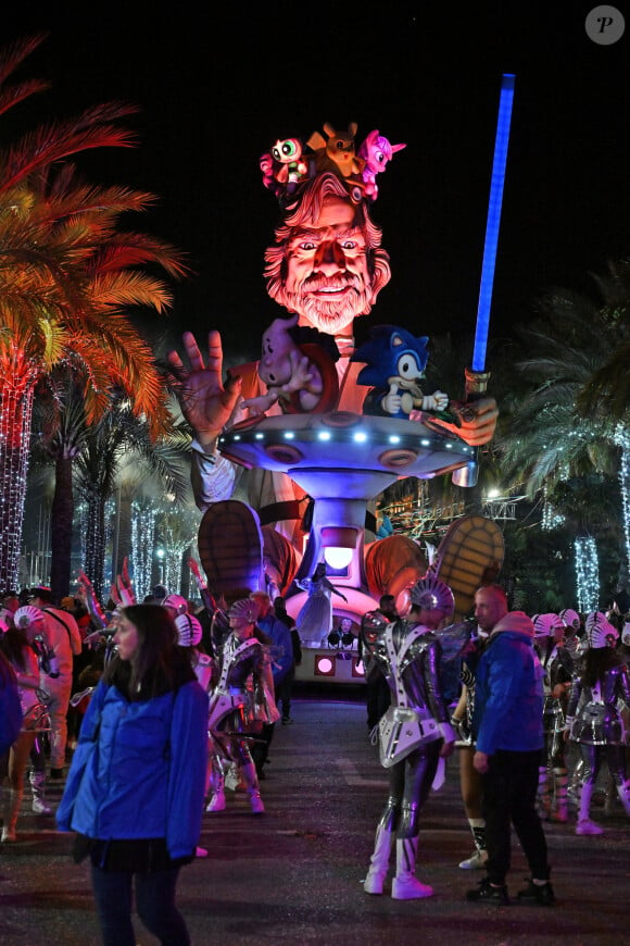 Le char du Roi durant le premier corso carnavalesque illuminé du Carnaval de Nice 2024 "Roi de la Pop Culture", le 17 février 2024.