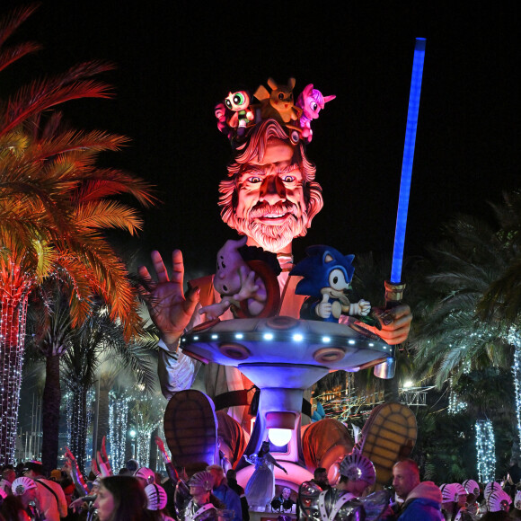 Le char du Roi durant le premier corso carnavalesque illuminé du Carnaval de Nice 2024 "Roi de la Pop Culture", le 17 février 2024.