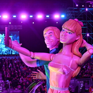 Le char Les Influençables durant le premier corso carnavalesque illuminé du Carnaval de Nice 2024 "Roi de la Pop Culture", le 17 février 2024.