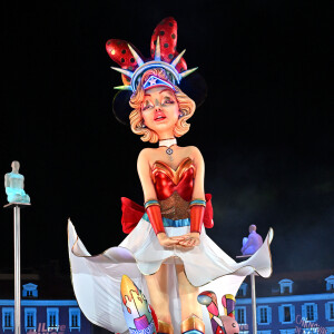 Le char de la Reine durant le premier corso carnavalesque illuminé du Carnaval de Nice 2024 "Roi de la Pop Culture", le 17 février 2024.