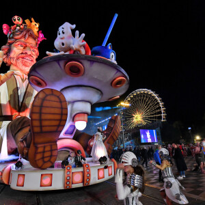 Le char du Roi durant le premier corso carnavalesque illuminé du Carnaval de Nice 2024 "Roi de la Pop Culture", le 17 février 2024.