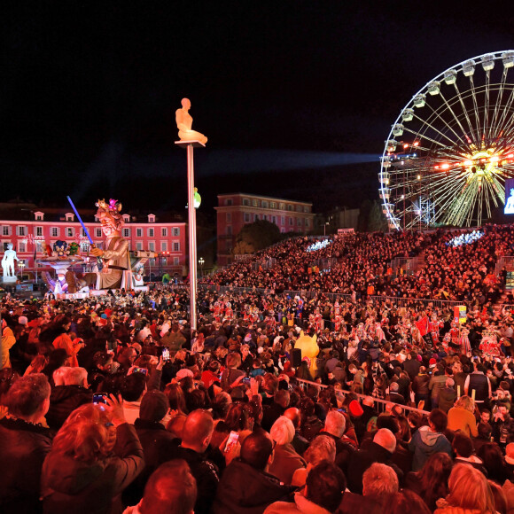 Le char du Roi durant le premier corso carnavalesque illuminé du Carnaval de Nice 2024 "Roi de la Pop Culture", le 17 février 2024.