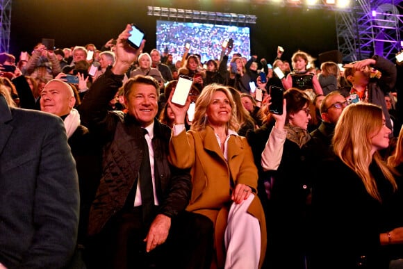Christian Estrosi, le maire de Nice, et sa femme, Laura Tenoudji Estrosi qui fête ses 48 ans, utilisent l'application téléphonique qui transforme le téléphone portable en lumière connéctée permettant de réaliser des effets lumineux avec la complicité du public, durant le premier corso carnavalesque illuminé du Carnaval de Nice 2024 "Roi de la Pop Culture", le 17 février 2024.