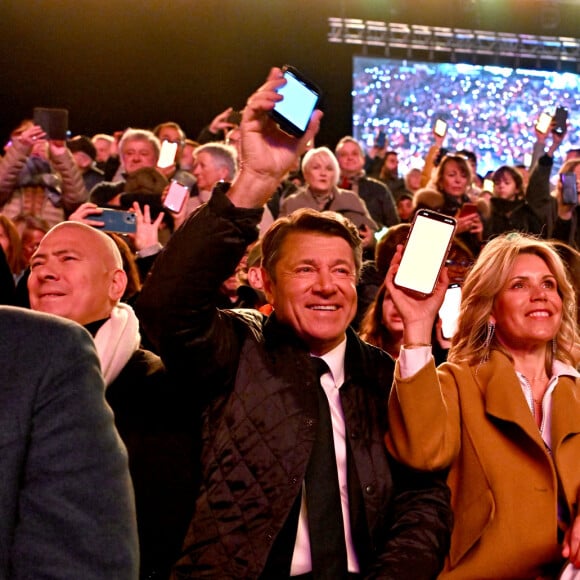 Christian Estrosi, le maire de Nice, et sa femme, Laura Tenoudji Estrosi qui fête ses 48 ans, utilisent l'application téléphonique qui transforme le téléphone portable en lumière connéctée permettant de réaliser des effets lumineux avec la complicité du public, durant le premier corso carnavalesque illuminé du Carnaval de Nice 2024 "Roi de la Pop Culture", le 17 février 2024.