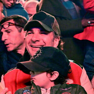 Michaël Youn et son fils Stellar durant le premier corso carnavalesque illuminé du Carnaval de Nice 2024 "Roi de la Pop Culture", le 17 février 2024. 