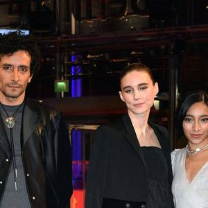 Rooney Mara est actuellement en Allemagne où elle participe à la 74e édition du Festival International du film de Berlin.
Raul Briones Carmona, Rooney Mara et Anna Diaz - Tapis rouge du film "La Cocina" lors du 74e Festival International du Film de Berlin, La Berlinale. Le 16 février 2024. © Imago / Panoramic / Bestimage