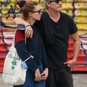 En couple avec Joaquin Phoenix depuis 2016, elle est donc officiellement enceinte de son deuxième enfant.
Rooney Mara et Joaquin Phoenix se baladent à New York le 6 octobre 2021.