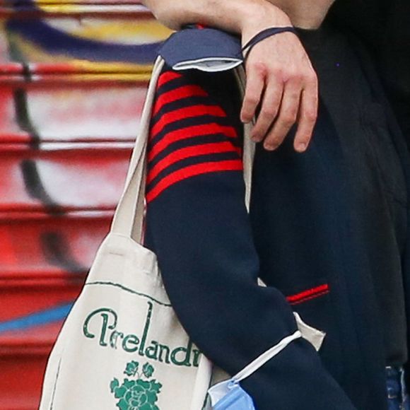 En couple avec Joaquin Phoenix depuis 2016, elle est donc officiellement enceinte de son deuxième enfant.
Rooney Mara et Joaquin Phoenix se baladent à New York le 6 octobre 2021.