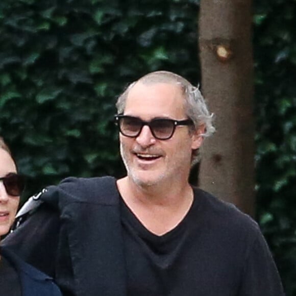 Rooney Mara et Joaquin Phoenix se baladent à New York le 6 octobre 2021.