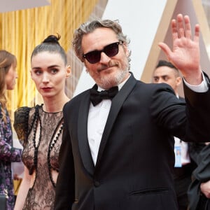 Encore une bonne nouvelle pour la comédienne.
Joaquin Phoenix et sa compagne Rooney Mara arrivent à la cérémonie des Oscars au Hollywood and Highland à Los Angeles. © AMPAS/Zuma Press/Bestimage