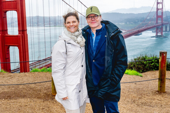 La princesse Victoria de Suède et son mari le prince Daniel sont à San Francisco
La princesse Victoria de Suède et le prince Daniel posent devant le Pont du Golden Gate à San Francisco. 