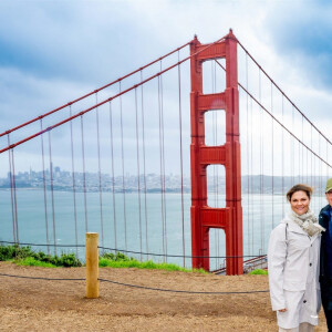 Un point de vue incroyable sur le mythique Golden Gate, dont la vue était dégagée, un fait suffisamment rare pour être souligné ! 
La princesse Victoria de Suède et le prince Daniel posent devant le Pont du Golden Gate à San Francisco le 19 février 2024. 