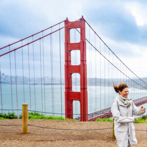 La princesse Victoria de Suède et le prince Daniel posent devant le Pont du Golden Gate à San Francisco le 19 février 2024. 