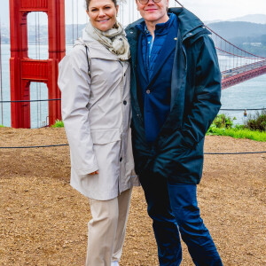 Un couple tout à fait lambda le temps de quelques heures !
La princesse Victoria de Suède et le prince Daniel posent devant le Pont du Golden Gate à San Francisco le 19 février 2024. 