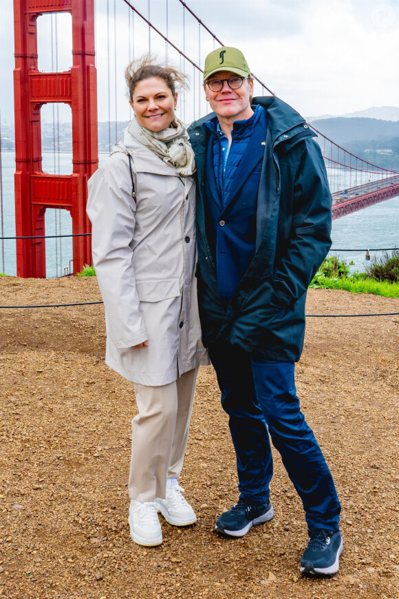 Un couple tout à fait lambda le temps de quelques heures !
La princesse Victoria de Suède et le prince Daniel posent devant le Pont du Golden Gate à San Francisco le 19 février 2024. 