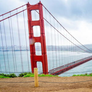 La princesse Victoria de Suède et le prince Daniel posent devant le Pont du Golden Gate à San Francisco le 19 février 2024. 