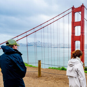 La princesse Victoria de Suède et le prince Daniel posent devant le Pont du Golden Gate à San Francisco le 19 février 2024. 