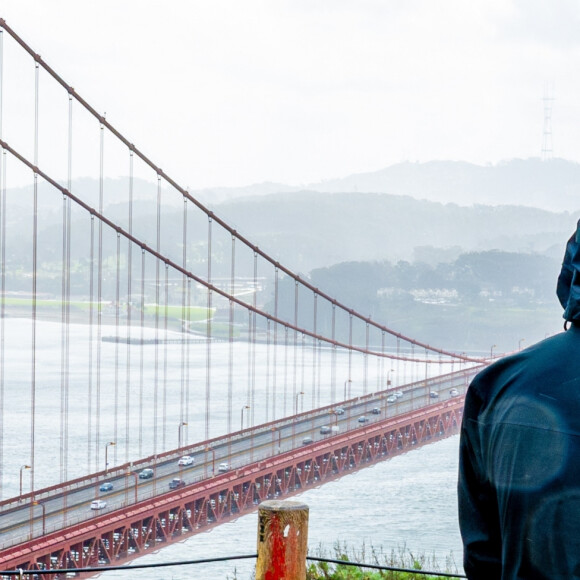 La princesse Victoria de Suède et le prince Daniel posent devant le Pont du Golden Gate à San Francisco le 19 février 2024. 