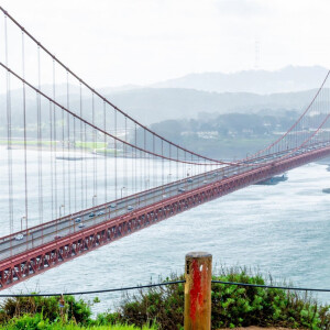 La princesse Victoria de Suède et le prince Daniel posent devant le Pont du Golden Gate à San Francisco le 19 février 2024. 