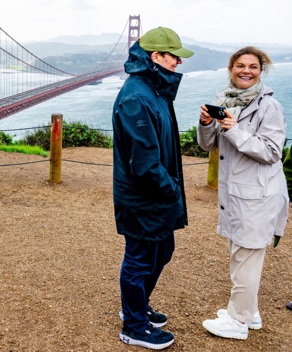 Sous le charme du paysage, Victoria et Daniel se sont laissé aller à un geste tendre que l'on voit très peu 
La princesse Victoria de Suède et le prince Daniel posent devant le Pont du Golden Gate à San Francisco le 19 février 2024. 