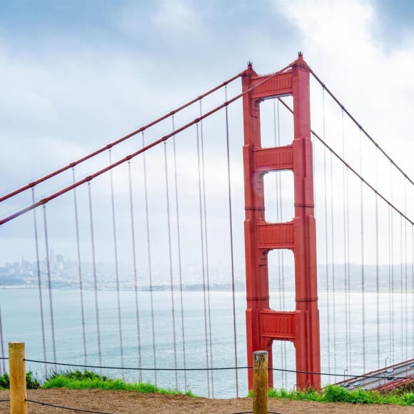 La princesse Victoria de Suède et le prince Daniel posent devant le Pont du Golden Gate à San Francisco le 19 février 2024. 