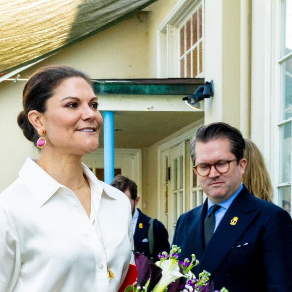 La princesse Victoria de Suède et le prince Daniel posent devant le Pont du Golden Gate à San Francisco le 19 février 2024. 