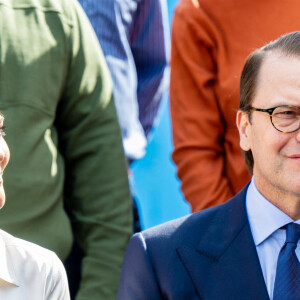 La princesse Victoria de Suède et le prince Daniel posent devant le Pont du Golden Gate à San Francisco le 19 février 2024. 