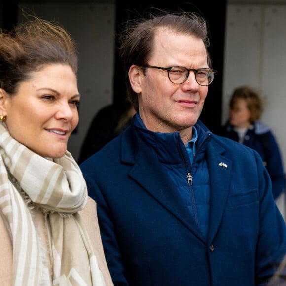 La princesse Victoria de Suède et le prince Daniel posent devant le Pont du Golden Gate à San Francisco le 19 février 2024. 