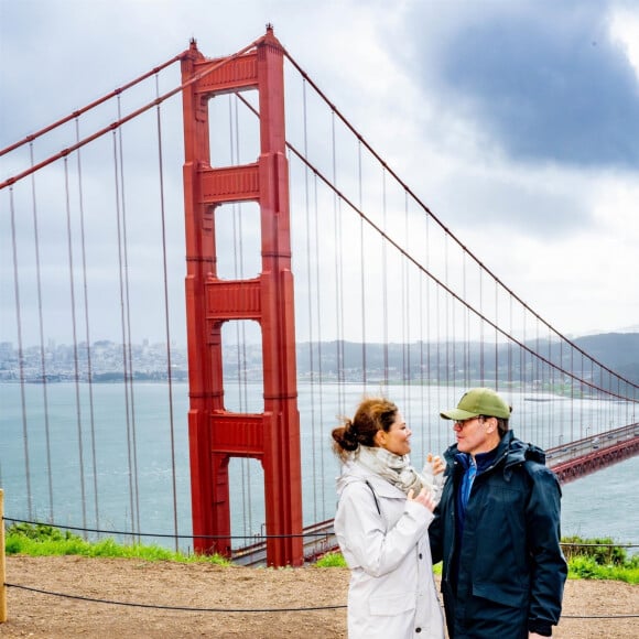 La princesse Victoria de Suède et le prince Daniel posent devant le Pont du Golden Gate à San Francisco le 19 février 2024. 