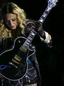 VIDÉO : Madonna chute en plein concert... Ce n'est pas la première fois que ça arrive !