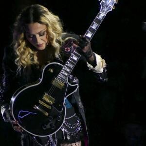 Madonna chute en plein concert...
New York, NY - Madonna en concert.