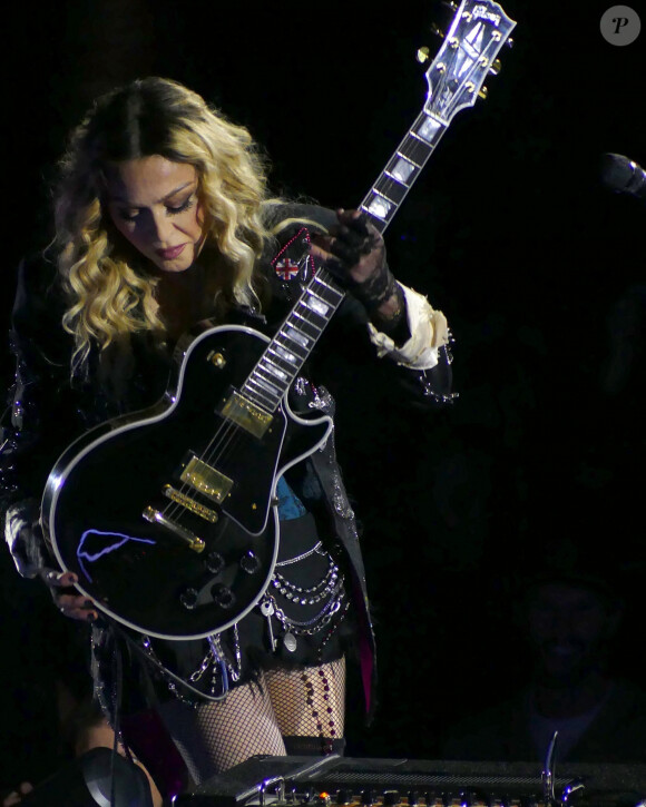 Madonna chute en plein concert...
New York, NY - Madonna en concert.
