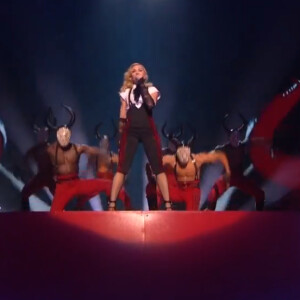 Rappelons qu'elle avait déjà été victime d'une lourde chute en 2015 aux Brit Awards.
Madonna chante "Living For Love" durant la 35e cérémonie des Brit Awards, le 25 février 2015 à Londres.