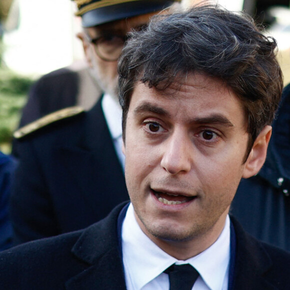 Il s'agit d'une Jaeger-LeCoultre Master Control Chrono, datant de 1998

Le Premier ministre Gabriel Attal visite une ferme d'élevage du bétail à Janvilliers, France, le 15 février 2024. © Raphael Lafargue/Pool/Bestimage