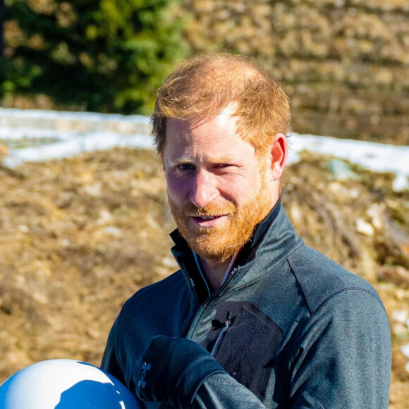 Et le prince Harry est de plus en plus attiré par un retour au Royaume-Uni. 
Le prince Harry fait du skeleton sous les yeux de Meghan Markle lors d'une visite au camp d'entrainement des athlètes des Invictus Games 2024 à Whistler en Colombie Britannique le 15 février 2024. 