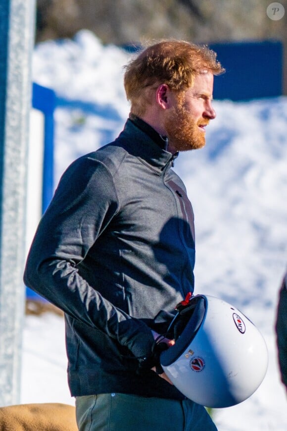 Le prince Harry fait du skeleton sous les yeux de Meghan Markle lors d'une visite au camp d'entrainement des athlètes des Invictus Games 2024 à Whistler en Colombie Britannique le 15 février 2024. 