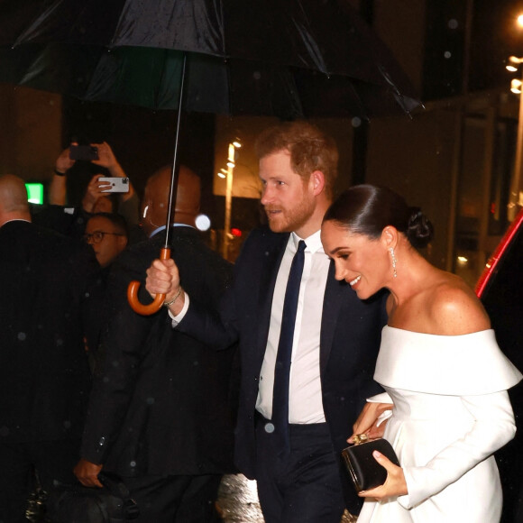 En effet ils sont de plus en plus isolés à Los Angeles, où ils habitent désormais. 
Le prince Harry et Meghan Markle sortent de l'hôtel Hilton à New York le 6 décembre 2022. 