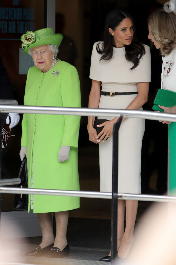 La reine Elisabeth II d'Angleterre et Meghan Markle, duchesse de Sussex en visite à Chester le 14 juin 2018. 