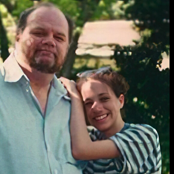 Il l'a même emmenée dans les salons spécialisés pour la nature de ses cheveux. Difficile de se dire qu'après de si tendres moments père-fille, le duo ne se parle plus.
Thomas Markle et Meghan Markle - Images du documentaire Netflix "Harry & Meghan". La série comporte six parties et couvre la relation du couple depuis leurs premières fréquentations jusqu'à leur décision de prendre du recul en tant que membres actifs de la famille royale britannique et leurs activités ultérieures. 