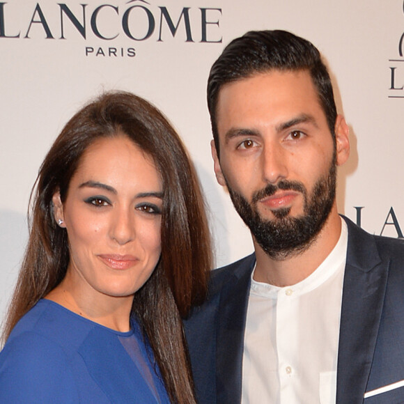 En couple depuis quinze ans, la comédienne est plutôt discrète sur sa vie privée. 
Sofia Essaïdi et son compagnon Adrien Galo - Soirée des 80 ans de Lancôme au Casino de Paris lors de la fashion week Haute Couture Automne-Hiver 2015/2016 à Paris, le 7 juillet 2015.