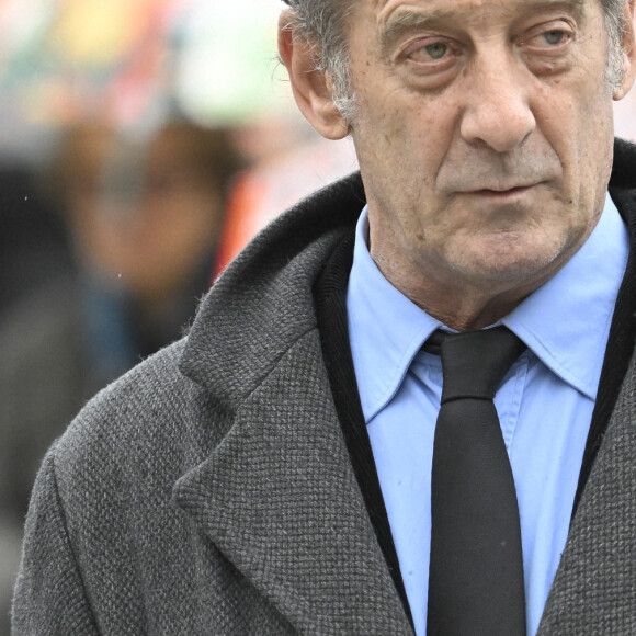 "J’avais des parents qui étaient de passage tout le temps", s'est-il d'abord souvenu. 
Vincent Lindon - Hommage national à Robert Badinter devant le ministère de la Justice sur la place Vendôme à Paris le 14 février 2024. L'ancien garde des Sceaux, artisan de l'abolition de la peine de mort, est décédé vendredi dernier à l'âge de 95 ans. © Dominique Jacovides/Bestimage