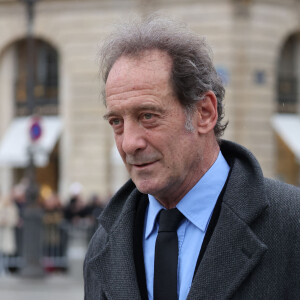 Et d'ajouter : "C'était des portes qui s'ouvraient, qui se fermaient dans tous les sens. On m’écoutait à peine, il fallait que je parle vite".
Vincent Lindon - Hommage national à Robert Badinter devant le ministère de la Justice sur la place Vendôme à Paris le 14 février 2024. L'ancien garde des Sceaux, artisan de l'abolition de la peine de mort, est décédé vendredi dernier à l'âge de 95 ans. © Dominique Jacovides/Bestimage