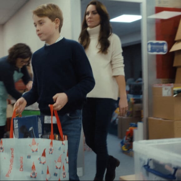 Kate Middleton et ses enfants, le prince George, la princesse Charlotte et le prince Louis aident à préparer des sacs-cadeaux de Noël pour des familles au seuil de la pauvreté.