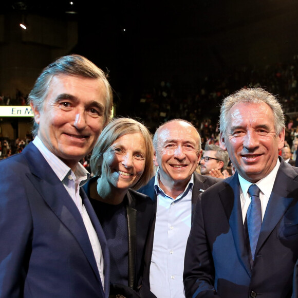 Un ancien ministre cambriolé
 
Philippe Douste-Blazy, Marielle de Sarnez, Gérard Collomb, François Bayrou et Jean Arthuis - La famille, les amis et soutiens d'Emmanuel Macron dans les tribunes lors du grand meeting d'Emmanuel Macron, candidat d'En Marche! à l'élection présidentielle 2017, à l'AccorHotels Arena à Paris, France. © Dominique Jacovides-Sébastien Valiela/Bestimage