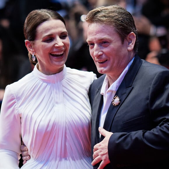 Ils ont formé, ensemble, l'un des couples les plus glamour du cinéma français.
Benoît Magimel et Juliette Binoche - Descente des marches du film "La passion de Dodin Bouffant" lors du 76e Festival de Cannes. © Jacovides-Moreau / Bestimage 