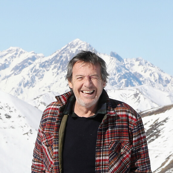 Jean-Luc Reichmann découvre la station de Luchon et rencontre de jeunes skieurs. Il présente sa série " Leo Mattéi, brigade des mineurs" lors de la 25ème Edition du Festival TV de Luchon, France. Le 4 Fevrier 2023. © Patrick Bernard / Bestimage  