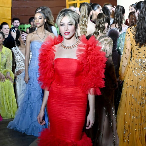 Dans une superbe robe rouge avec du tulle.
Delphine Wespiser (Miss France 2012) au défilé de mode Christophe Guillarmé collection femme automne/hiver 2024-2025 au Balajo à Paris le 28 février 2024. © Rachid Bellak / Bestimage 