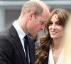 Le prince William s'est rendu, sans Kate Middleton, à la synagogue Western Marble Arch.
Le prince William, prince de Galles, et Catherine (Kate) Middleton, princesse de Galles, lors d'une visite au lycée Fitzalan de Cardiff.